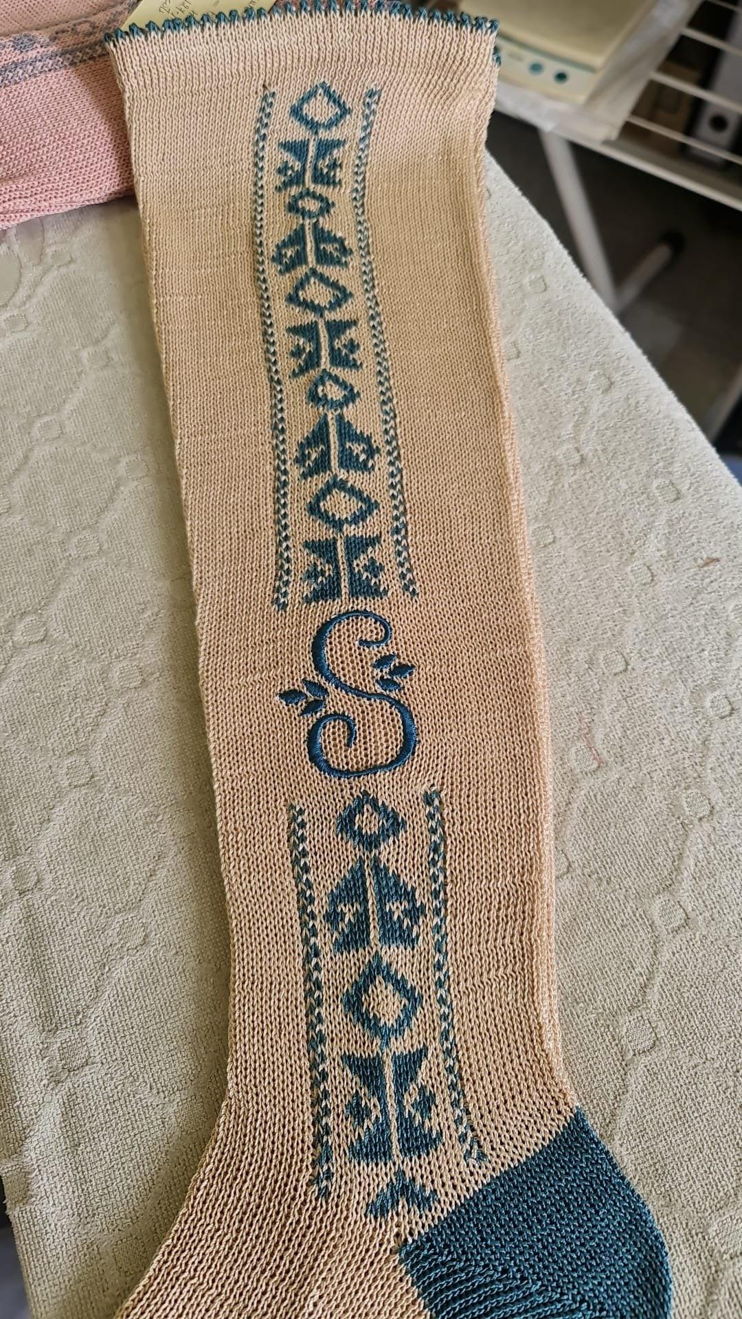 Mola D Ares con Letra · calcetines artesanales · vista 1